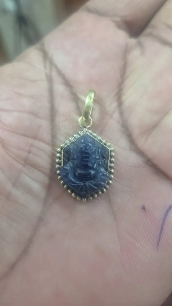 Blue_Sapphire_Natural_Gemstone_For_Adults_20_Carat