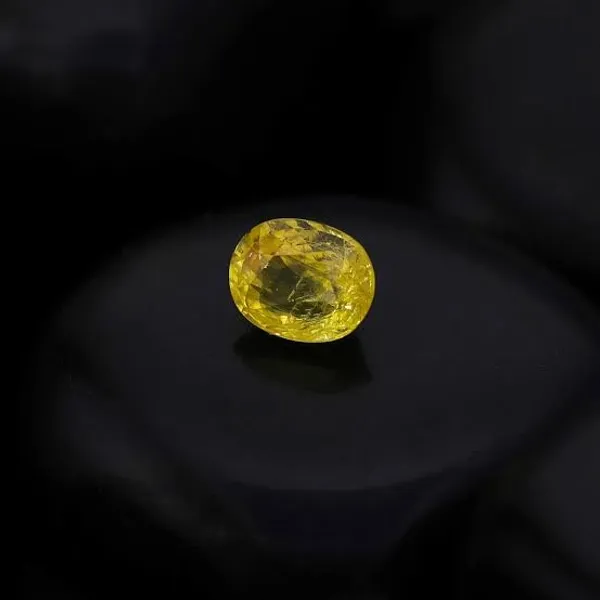 Yellow_Sapphire_Natural_Gemstone_For_Adults_7.86_Carats_/_8.25_Ratti