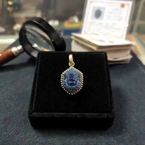 Blue_Sapphire_Natural_Gemstone_For_Adults_20_Carat