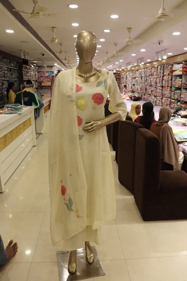 Cream_Mal_Cotton_Floral_Embroidered_Kurti_Pant_Set_For_Women