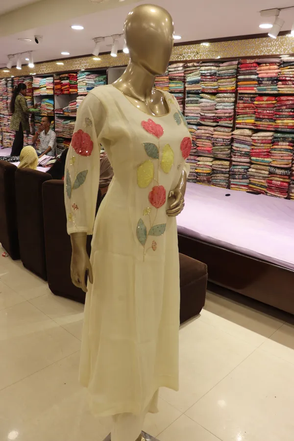 Cream_Mal_Cotton_Floral_Embroidered_Kurti_Pant_Set_For_Women