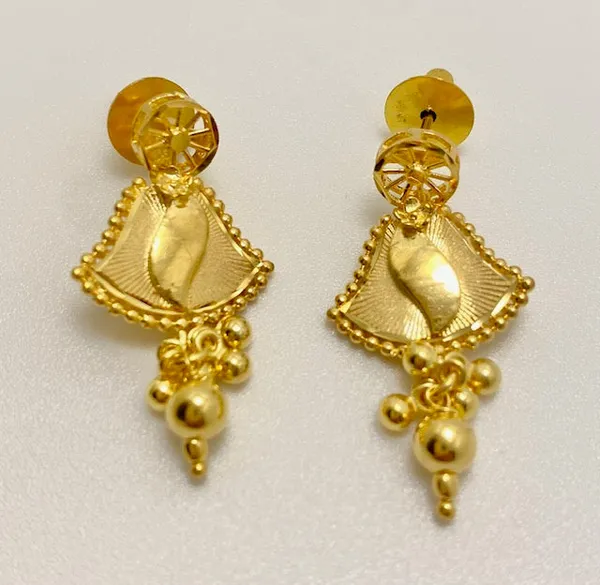Gold_Plated_Leaf_Motif_Pendant_Necklace_Earrings_Set_For_Women