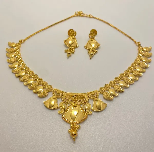 Gold_Plated_Leaf_Motif_Pendant_Necklace_Earrings_Set_For_Women