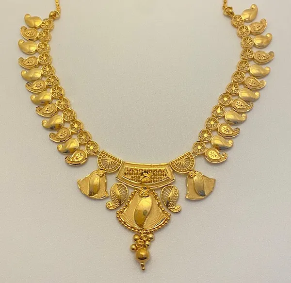 Gold_Plated_Leaf_Motif_Pendant_Necklace_Earrings_Set_For_Women