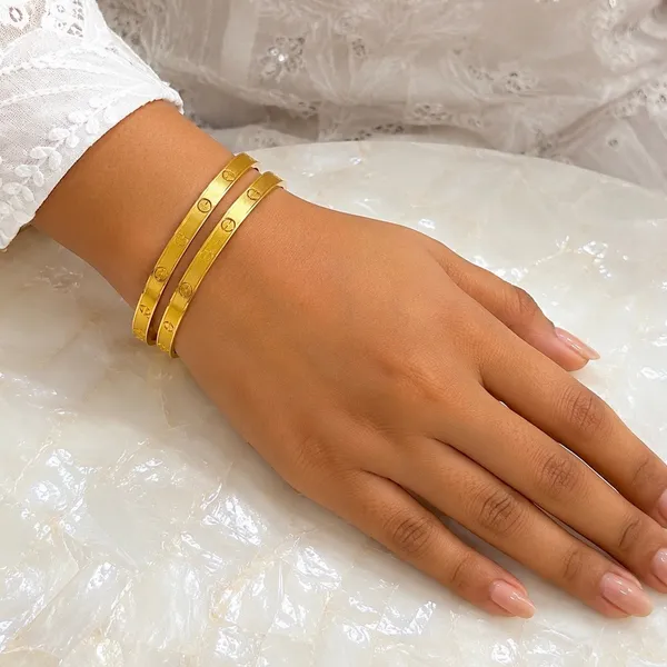 Gold_Micro_Plated_Ribbed_Screw_Motif_Bangle_For_Women