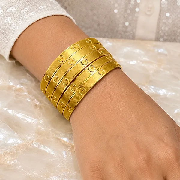 Gold_Micro_Plated_Ribbed_Screw_Motif_Bangle_For_Women