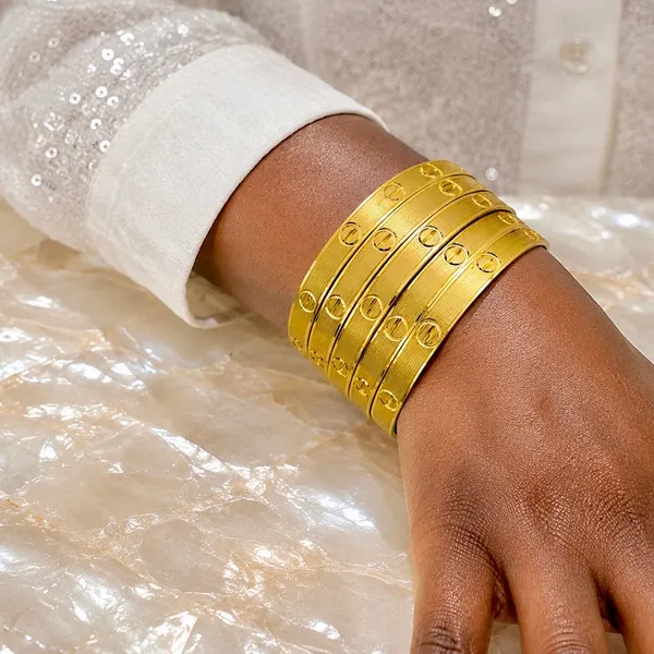 Gold_Micro_Plated_Ribbed_Screw_Motif_Bangle_For_Women