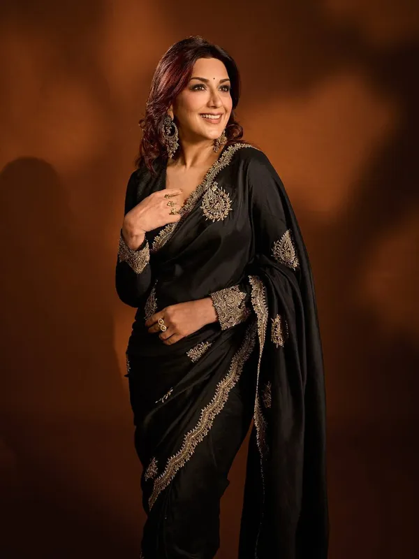 Black_Rangoli_Crush_Silk_Embellished_Saree_With_Blouse_Piece_For_Women