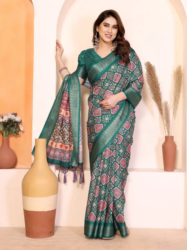 Green_Cotton_Geometric_Printed_Saree_With_Blouse_Piece_For_Women