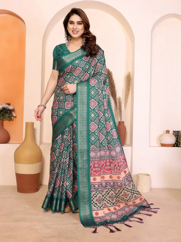 Green_Cotton_Geometric_Printed_Saree_With_Blouse_Piece_For_Women