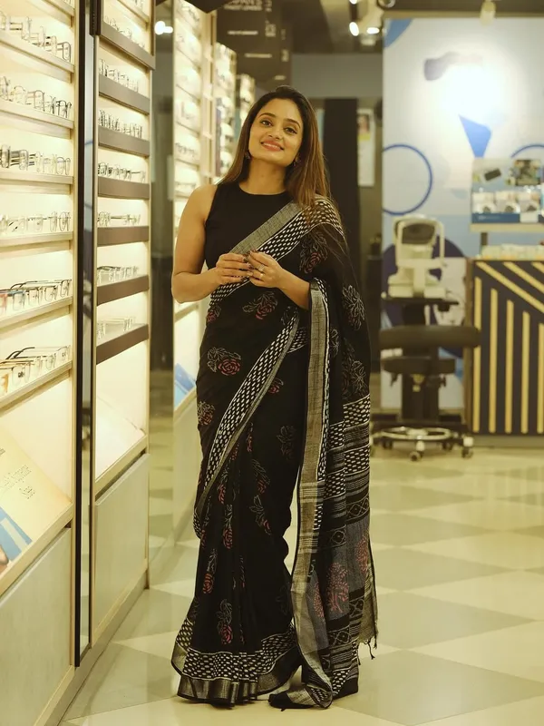 Black_Lilan_Cotton_Digital_Print_Saree_With_Blouse_Piece_For_Women