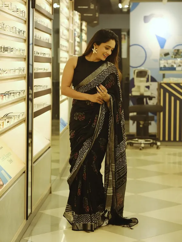 Black_Lilan_Cotton_Digital_Print_Saree_With_Blouse_Piece_For_Women