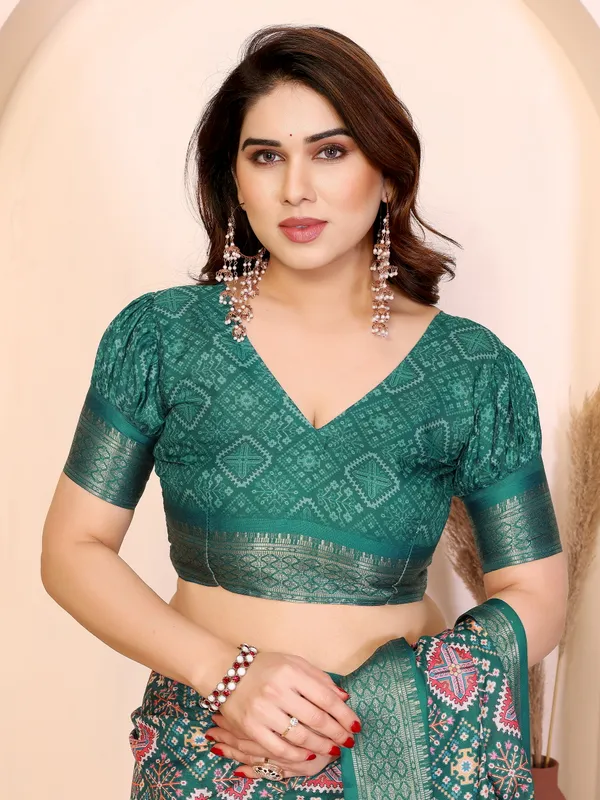 Green_Cotton_Geometric_Printed_Saree_With_Blouse_Piece_For_Women