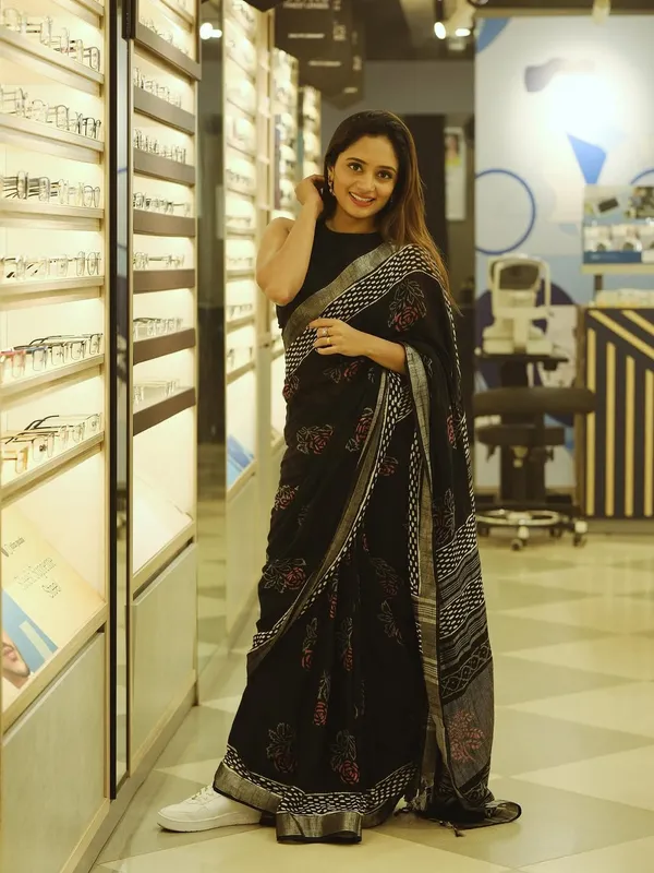 Black_Lilan_Cotton_Digital_Print_Saree_With_Blouse_Piece_For_Women