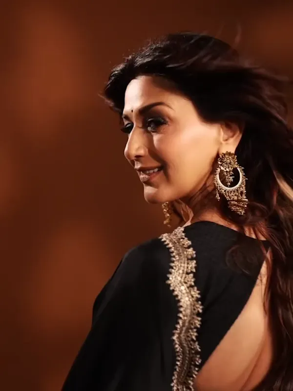 Black_Rangoli_Crush_Silk_Embellished_Saree_With_Blouse_Piece_For_Women