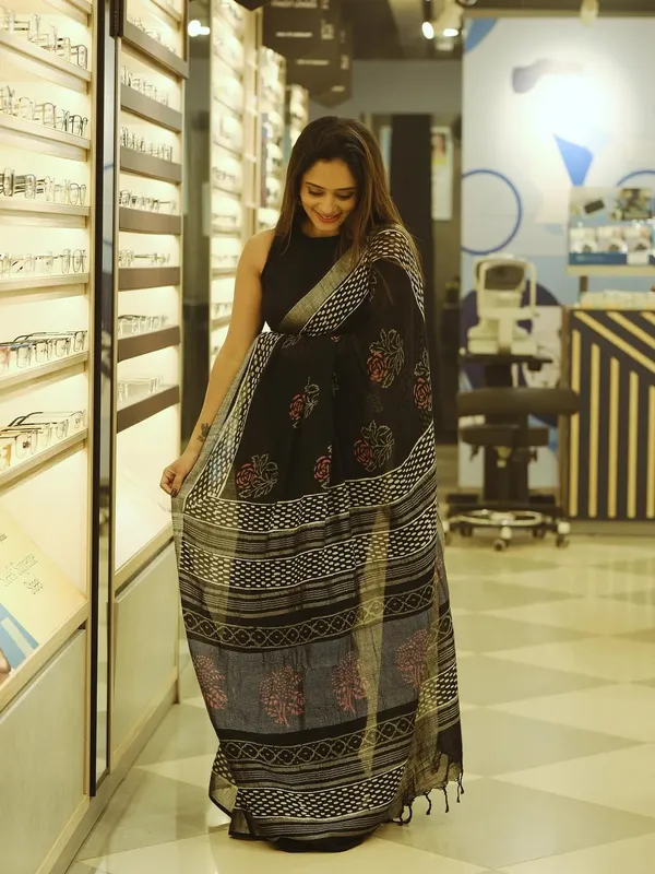 Black_Lilan_Cotton_Digital_Print_Saree_With_Blouse_Piece_For_Women