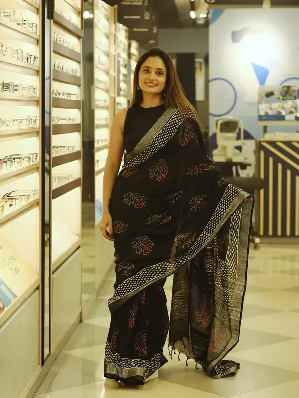 Black_Lilan_Cotton_Digital_Print_Saree_With_Blouse_Piece_For_Women