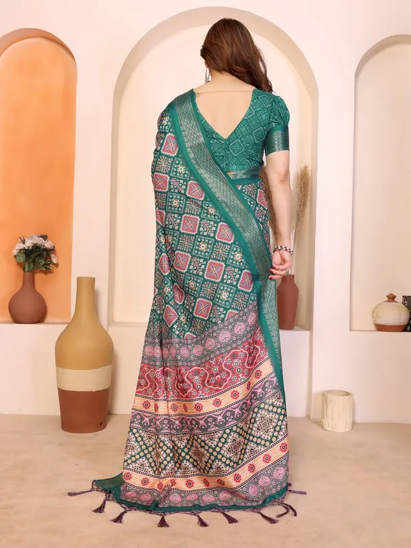 Green_Cotton_Geometric_Printed_Saree_With_Blouse_Piece_For_Women
