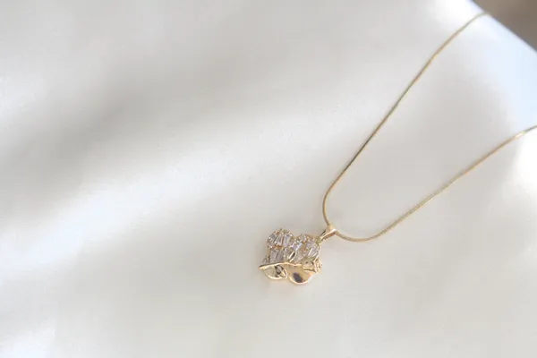 LUXURY_CRYSTAL_FLOWER_PENDANT_NECKLACE