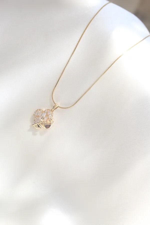 LUXURY_CRYSTAL_FLOWER_PENDANT_NECKLACE