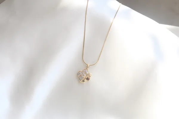 LUXURY_CRYSTAL_FLOWER_PENDANT_NECKLACE