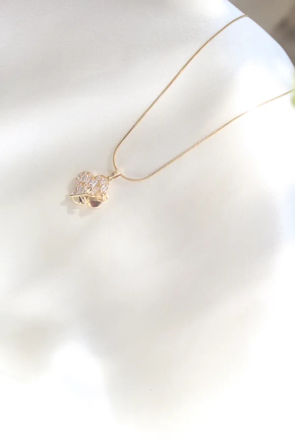LUXURY_CRYSTAL_FLOWER_PENDANT_NECKLACE