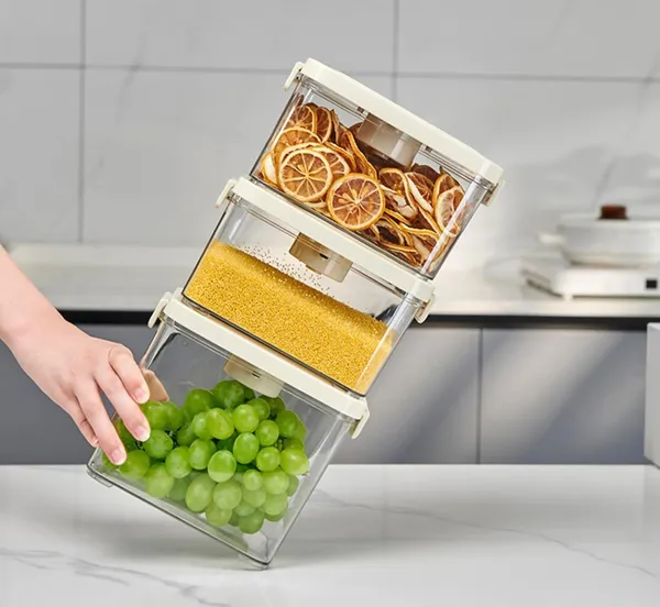 Transparent_Plastic_Storage_Container_For_Food_Storage