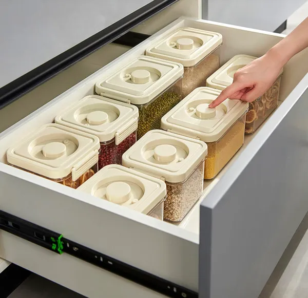 Transparent_Plastic_Storage_Container_For_Food_Storage