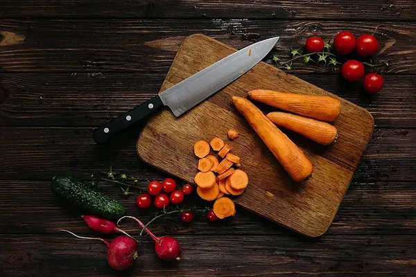 Silver_And_Beige_Stainless_Steel_+_Wood_Kitchen_Knife_Set_For_Food_Preparation