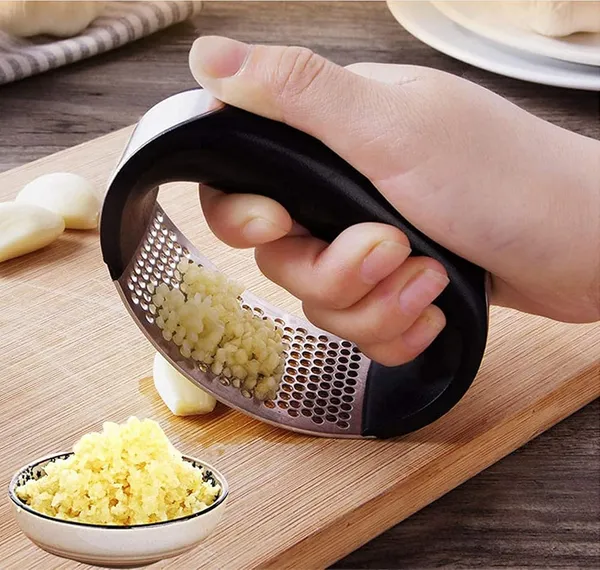 Silver_And_Black_Stainless_Steel_Garlic_Mincer_&_Crusher_For_Crushing_Garlic