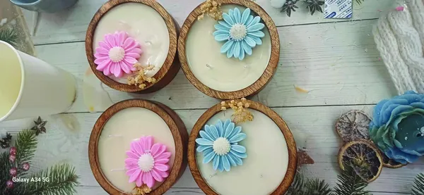 Daisy_Candle_In_Wooden_Bowl