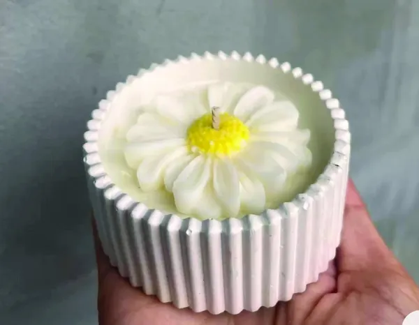 Ribbed_Concrete_Jar_Candle_With_Daisy