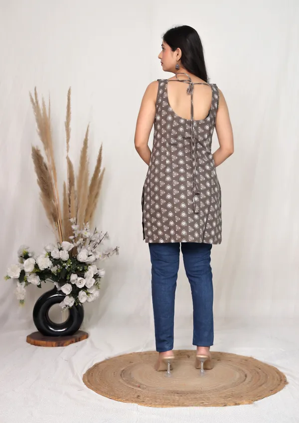 Grey_Cotton_Sleeveless_Floral_Print_Blouse_For_Women