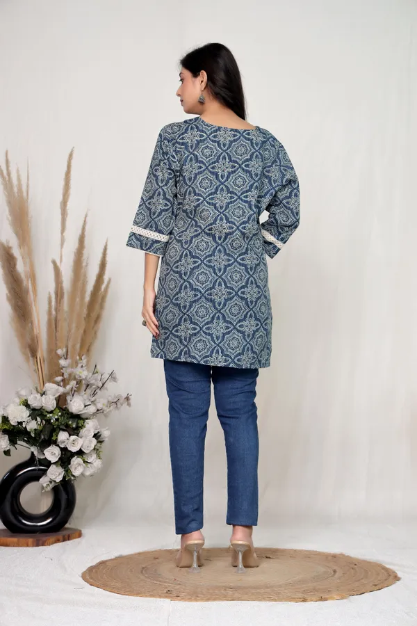 Blue_Cotton_Straight_Geometric_Print_Kurti_For_Women