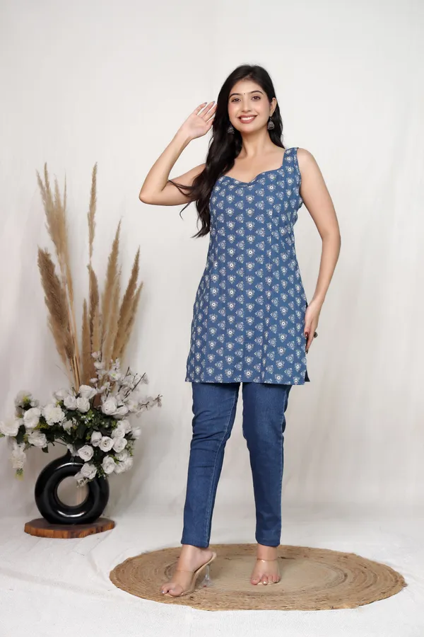 Blue_Cotton_Floral_Print_Tie_Up_Sleeveless_Kurta_For_Women