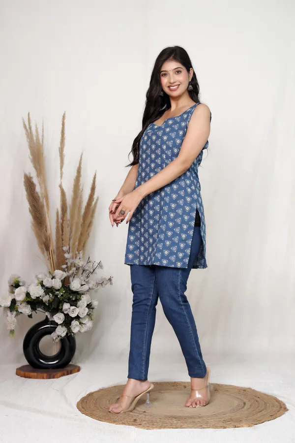 Blue_Cotton_Floral_Print_Tie_Up_Sleeveless_Kurta_For_Women