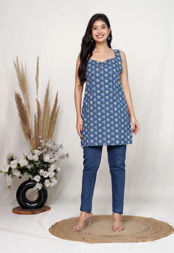 Blue_Cotton_Floral_Print_Tie_Up_Sleeveless_Kurta_For_Women