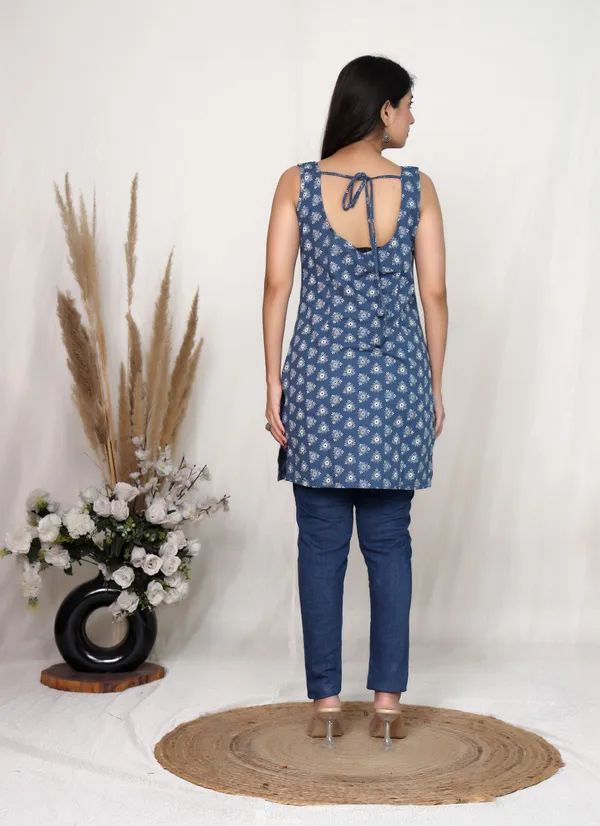 Blue_Cotton_Floral_Print_Tie_Up_Sleeveless_Kurta_For_Women