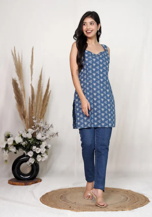 Blue_Cotton_Floral_Print_Tie_Up_Sleeveless_Kurta_For_Women