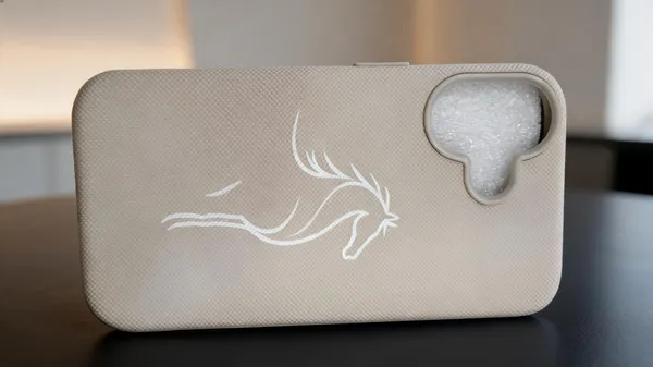 Sia_Beige_Horse_Design_Acrylic_Back_Cover_For_Iphone_16