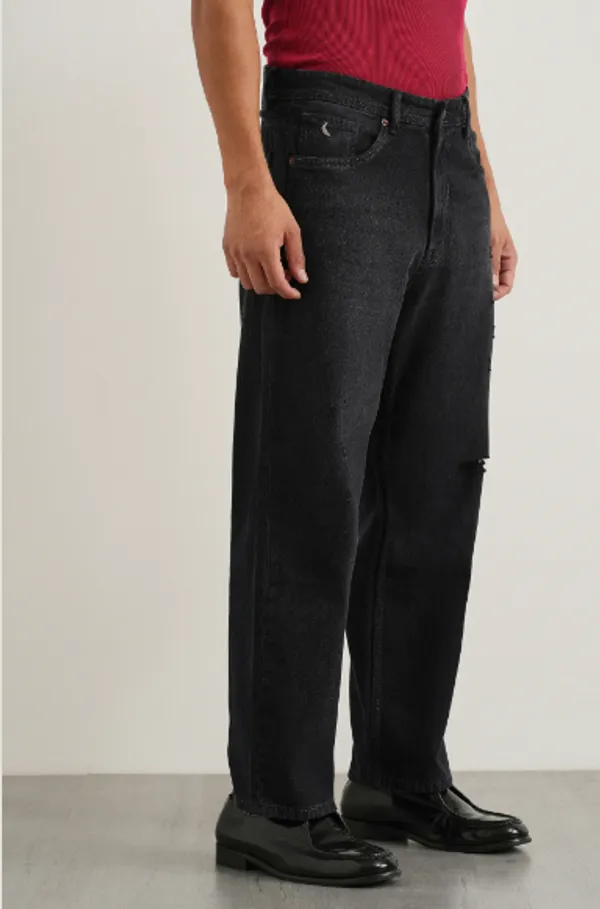 Black_Denim_Straight_Fit_Jeans_for_Women