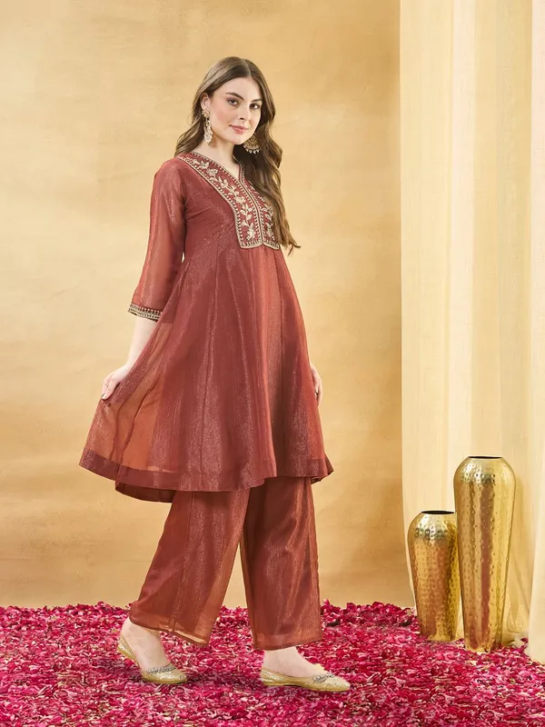 Maroon_Textured_Embroidered_Kurta_Set_for_Women