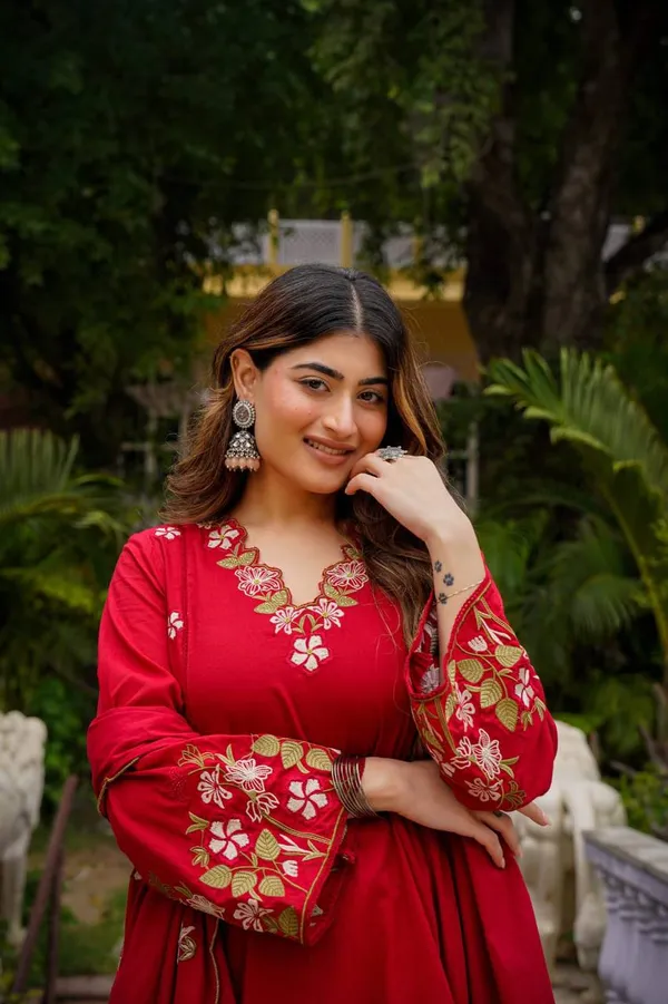 Women’s_Red_Floral_Embroidered_Kurta_Pant_Set_with_Dupatta
