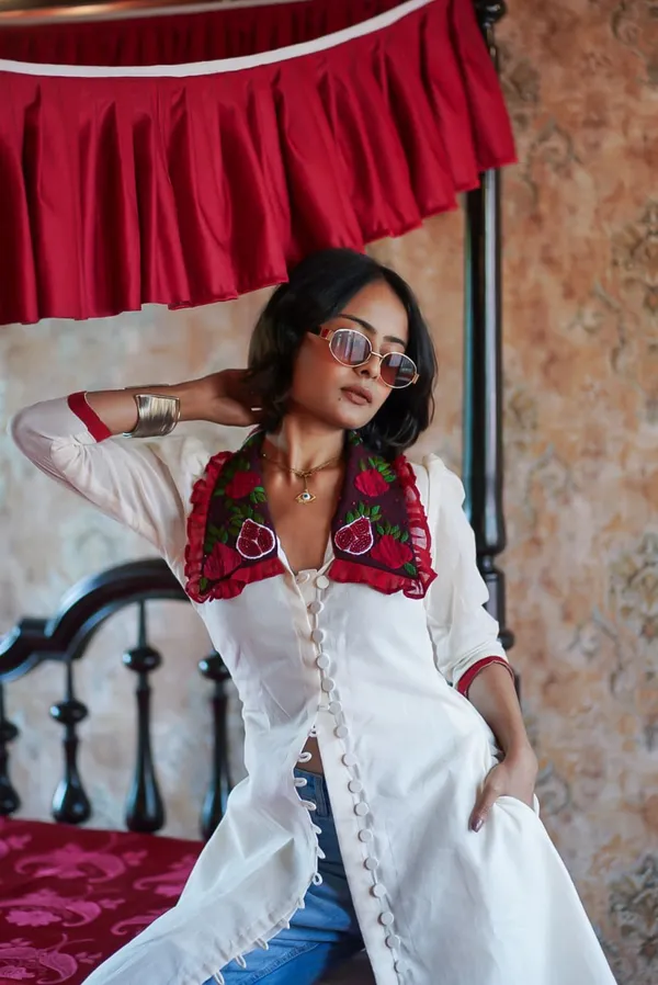 Women’s_White_Embroidered_Floral_Collar_Longline_Kurti_Top_–_Stylish_Casual_Ethnic_Wear