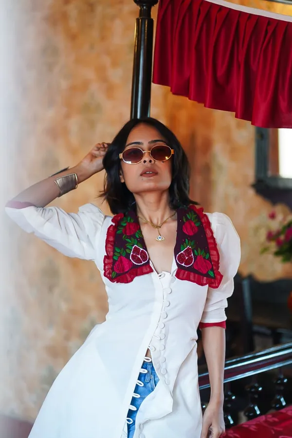 Women’s_White_Embroidered_Floral_Collar_Longline_Kurti_Top_–_Stylish_Casual_Ethnic_Wear