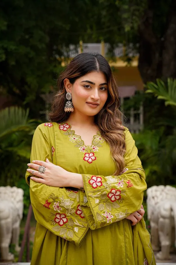 Women’s_Red_Floral_Embroidered_Kurta_Pant_Set_with_Dupatta