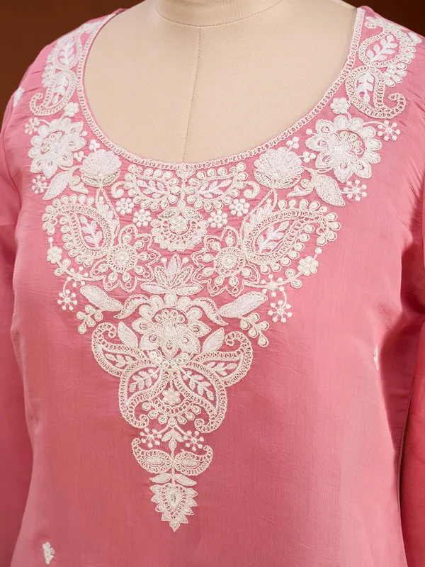 Gajari_Pink_Chanderi_Threadwork_Straight_Kurta_With_Pant_Regular_And_Dupatta