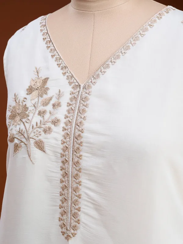 Off_White_Chanderi_Gold_Zariwork_Straight_Kurta_With_Pant_Regular_And_Dupatta