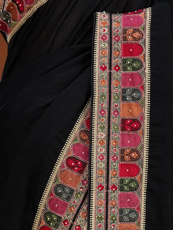 Black_Soft_Raw_Silk_Kashmiri_Saree_With_Matching_Blouse_Piece