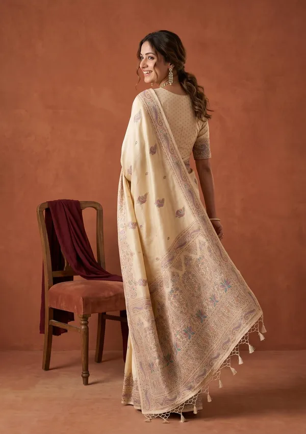 Cream_Silk_Buti_Saree_With_Matching_Blouse_Piece